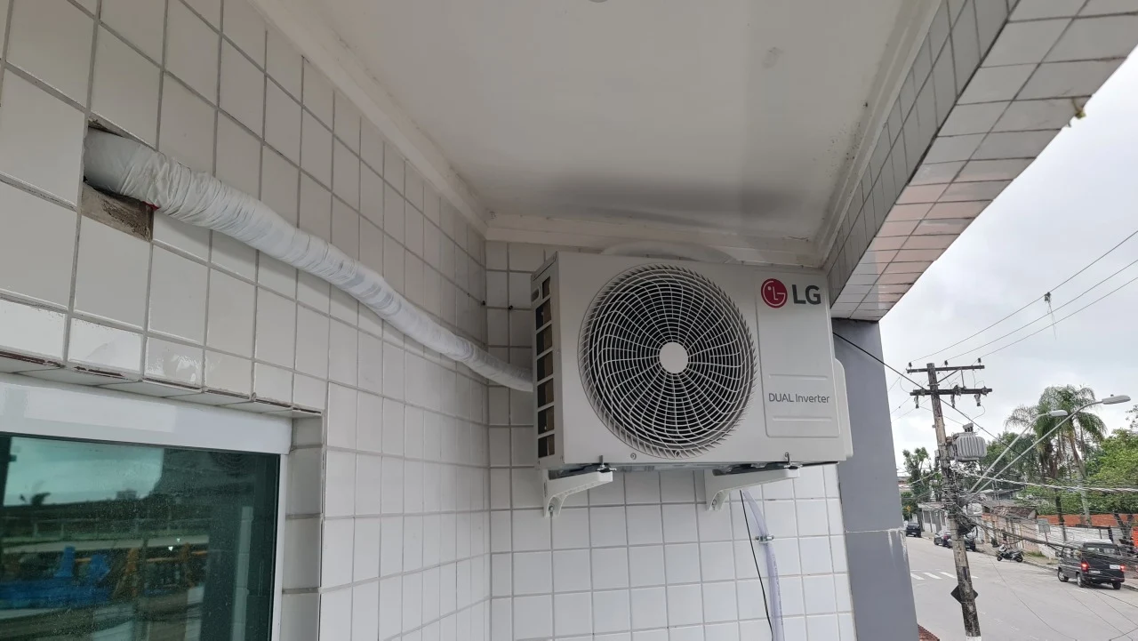 Condensadora LG Dual Inverter instalada em parede externa, com tubulação protegida e suportes firmes
