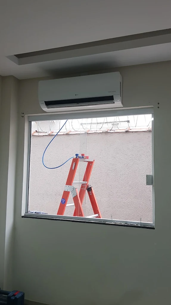 Ar-condicionado Split instalado acima da janela de uma sala recém-reformada
